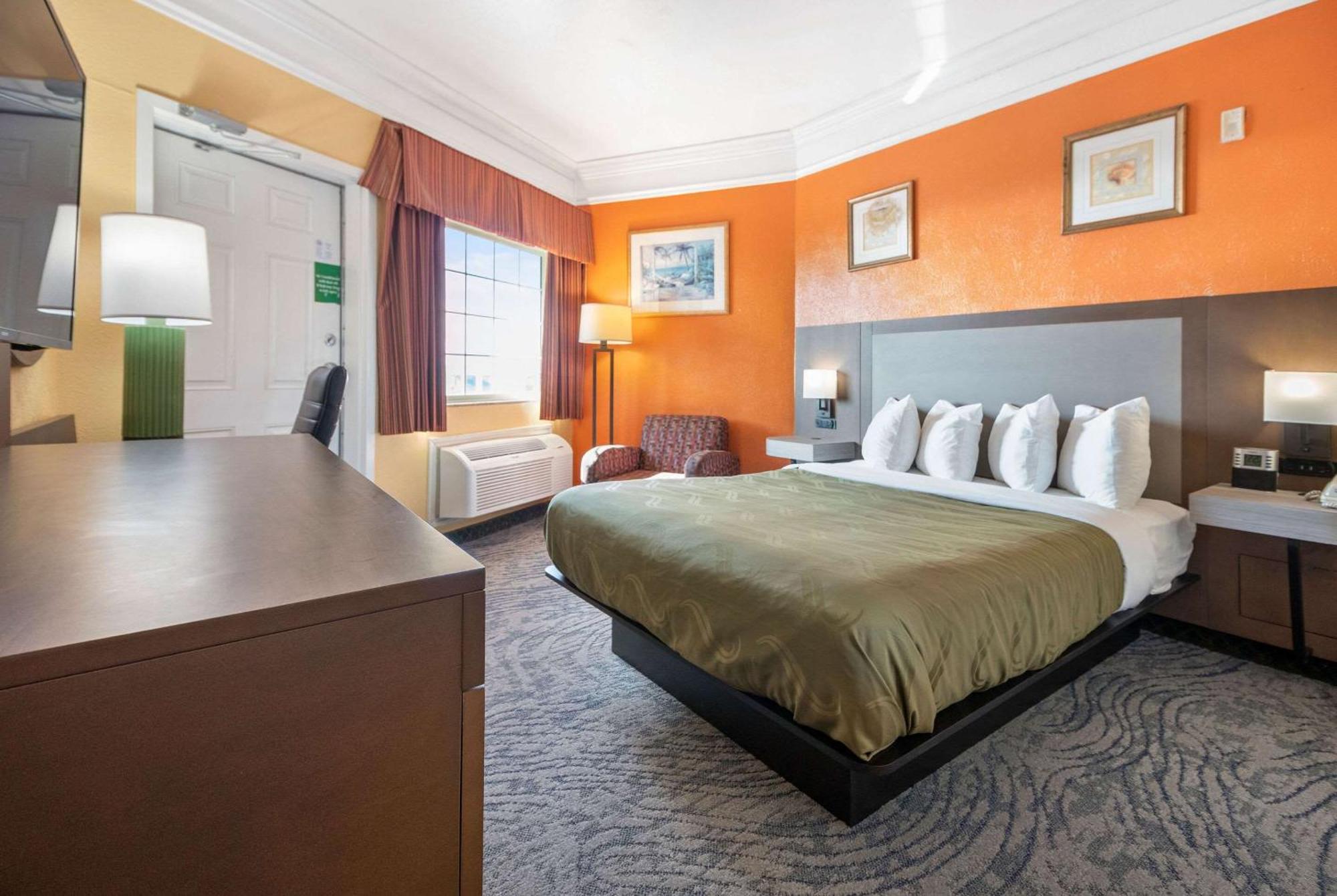Quality Inn & Suites Galveston - Beachfront Экстерьер фото